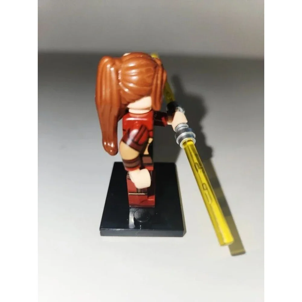 Custom Star Wars Bastila Shan Minifigure (The Old Republic) Yellow Lightsaber